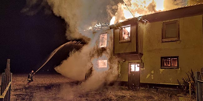 Bolu’da, 2 katlı ahşap ev ve ahır alev alev yandı