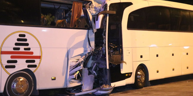 İki tur otobüsü birbiri ile çarpıştı: 2'si ağır 25 yaralı