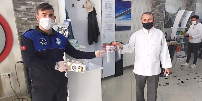 Altınova’da berber ve kuaförlere maske dağıtıldı