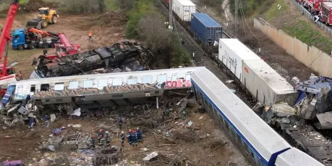 Atina'da 50 bin kişi tren kazasını protesto etti