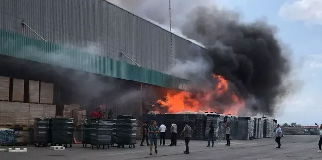Kocaeli'de zincir market deposunda yangın