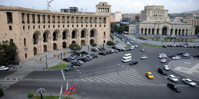 Ermenistan’da bir kişi parlamento binasının önünde ağzını dikti