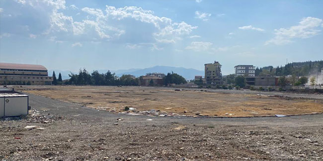Depremden önce futbol sahası, şimdi ise boş bir arazi