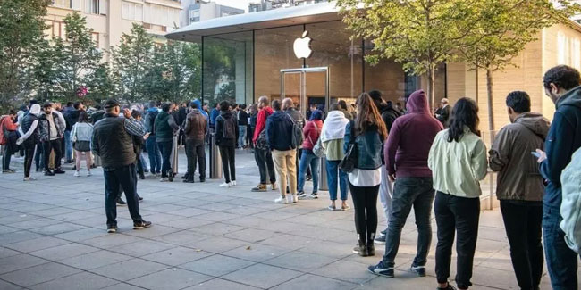 iPhone 14 Türkiye'de satışa çıktı, uzun kuyruklar oluştu!