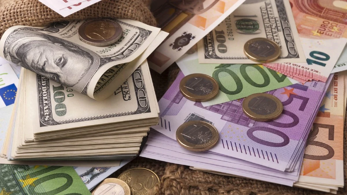 Rekorlara doymayan dolar ve euro güne sakin başladı