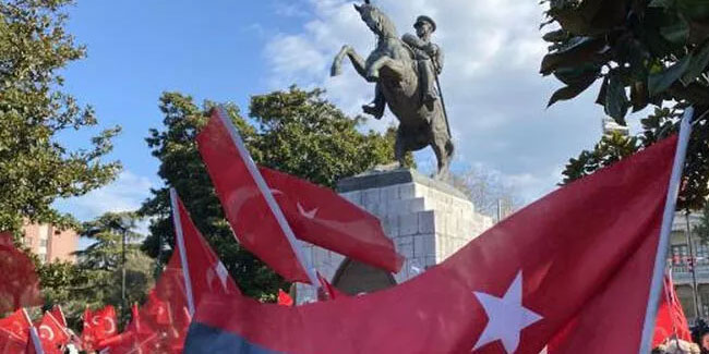Samsun'da Onur Anıtı'na saygı nöbeti, marşlarla bitirildi