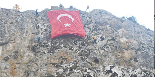 Kayalıklarda dev Türk bayrağı açtılar