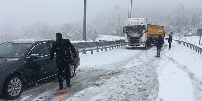 Bartın'da kar yağışının ardından araçlar yolda kaldı