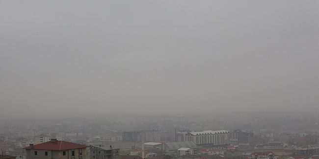 Yüksekova'da yoğun sis hayatı olumsuz etkiliyor