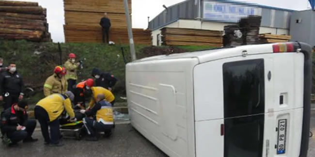Ataşehir'de devrilen minibüsteki sürücüyü itfaiye kurtardı