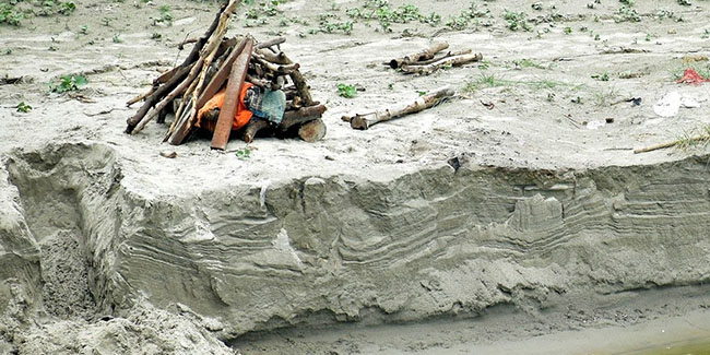 Hindistan’da şiddetli yağış gömülmüş yüzlerce cesedi ortaya çıkardı