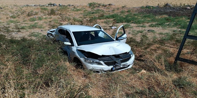Gaziantep'te kavşakta ticari araçla kafa kafaya çarpışan otomobil tarlaya uçtu: 2’si ağır 7 yaralı