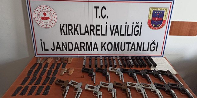 Kırklareli'nde yola atılmış şüpheli poşette onlarca tabanca parçası bulundu