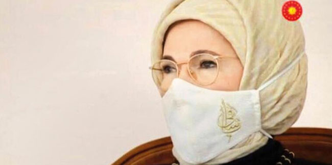 Emine Erdoğan'ın maskesinde ne yazıyor?