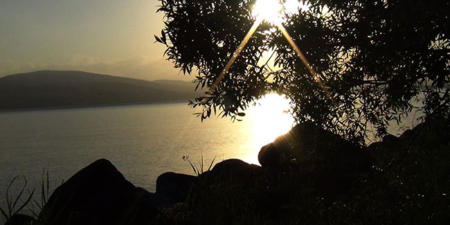 Çıldır Gölü’nde kartpostallık gün batımı