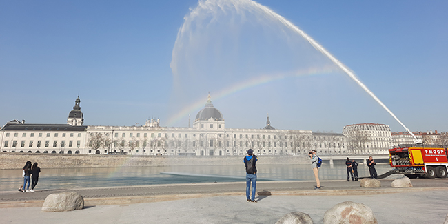 Lyon'da itfaiye aracının su boşalttığı anlarda renkli görüntüler ortaya çıktı