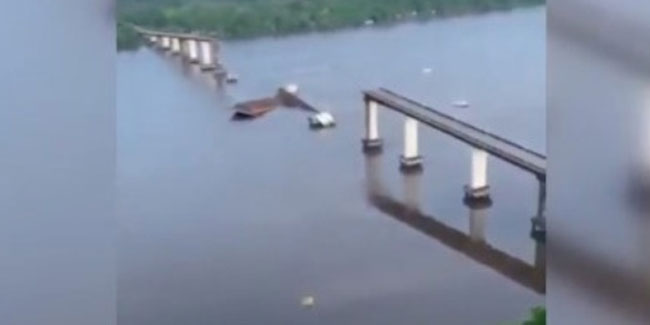 Brezilya'da feribot köprüye çarptı