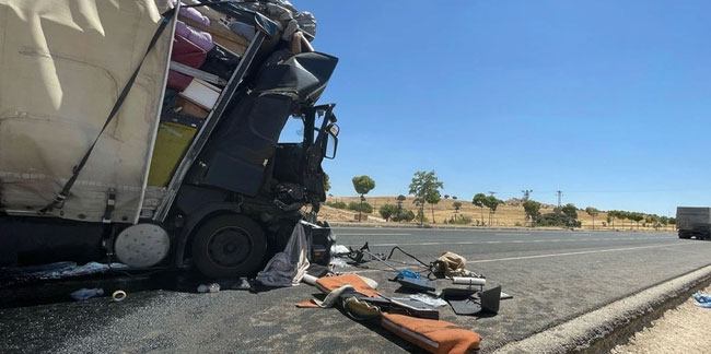 Mardin'de kamyon tıra çarptı: 1 kişi öldü, 2 kişi yaralandı!