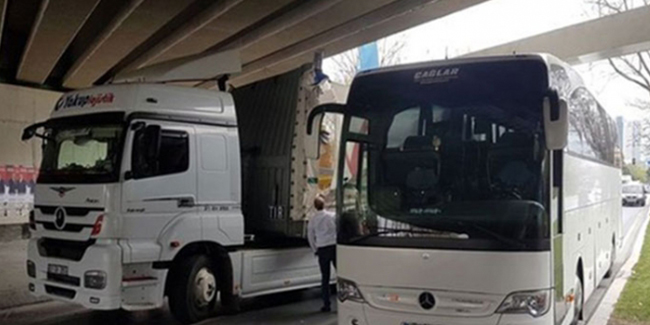 Ataköy'de TIR ve otobüs aynı anda aynı yerde sıkıştı!