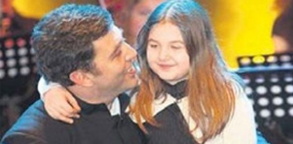 Oyuncu Emre Kınay kızı Duru ile sahnede