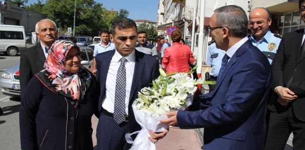 IŞİD'in rehin aldığı polis çiçekle karşılandı