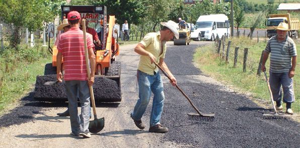 Kırsalda asfalt çalışmaları devam ediyor