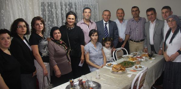Kızılcık ve eşi şehit ailesinin evinde iftar yaptı