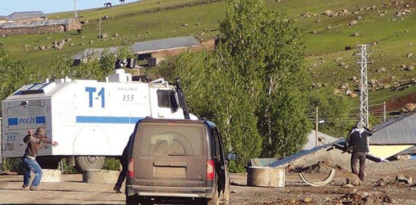 Yolu kapatan PKK'lılara Şafak Operasyonu