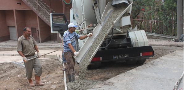 Belediye beton yol çalışmalarını hız verdi