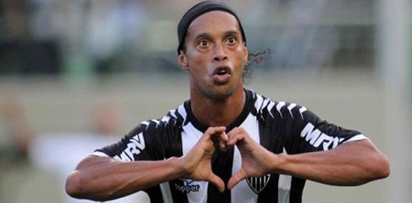 ...Ve Ronaldinho imzayı attı!
