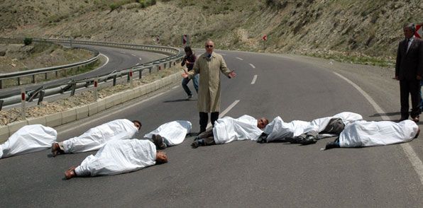 "Ölüm Yolu"na kefenli protesto