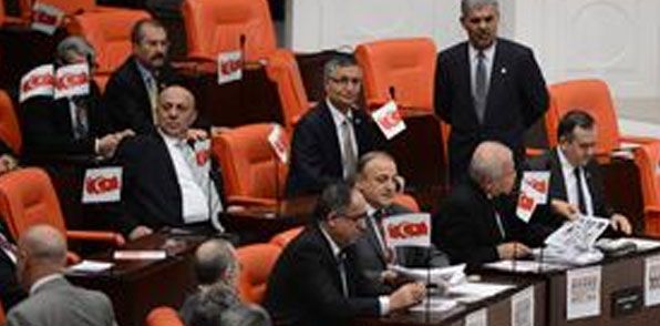 Meclis'te 'Türk bayraklı' protesto