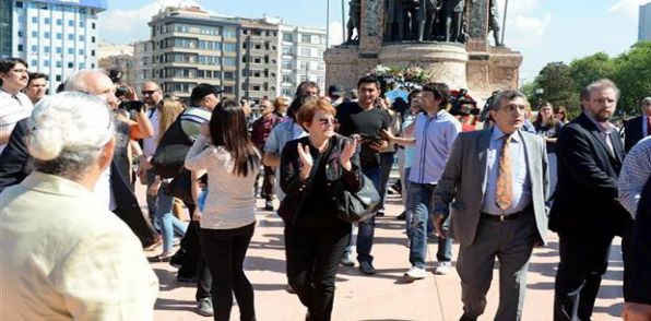 Taksim'de 'kısa tören' tepkisi