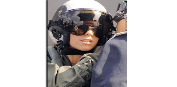 Giresunlu Türk kızı Alman ordusu için uçuyor.