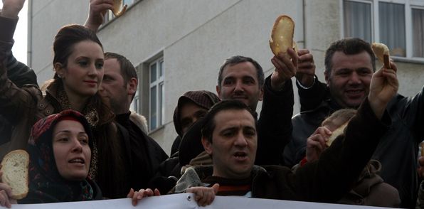 KTÜ'de ekmekli protesto!