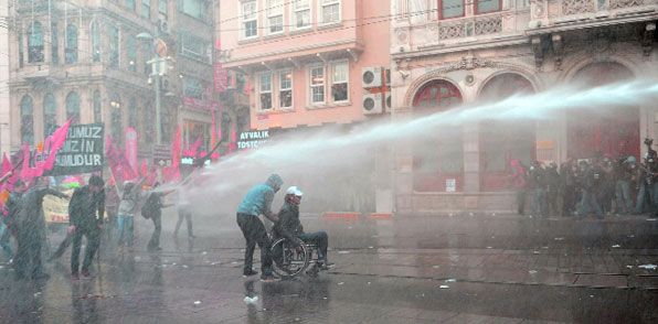 Taksim'de Soma müdahalesi