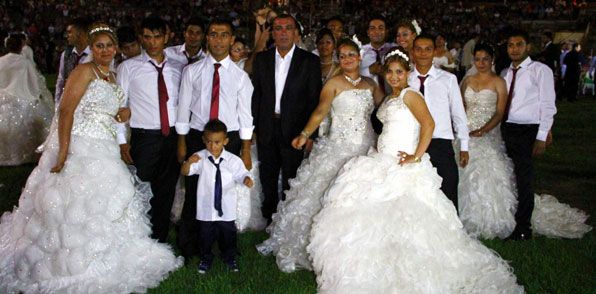 Samsun'da 43 çift aynı anda evlendi