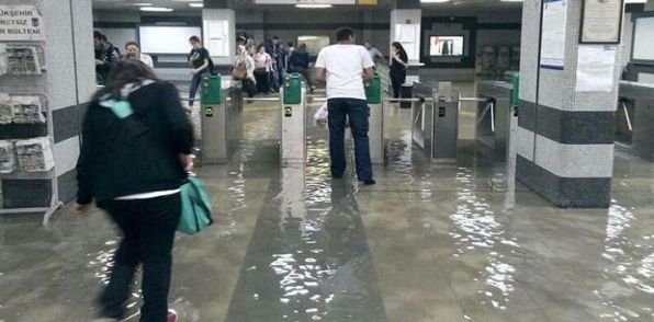 Ankara'da metroyu su bastı!