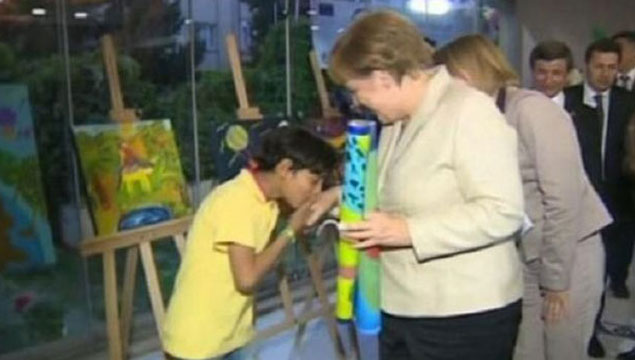 Merkel mülteci kampında