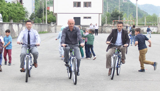 Bu öğretmenler okula bisikletle gidiyor