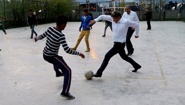 Davutoğlu, çocuklarla futbol oynadı