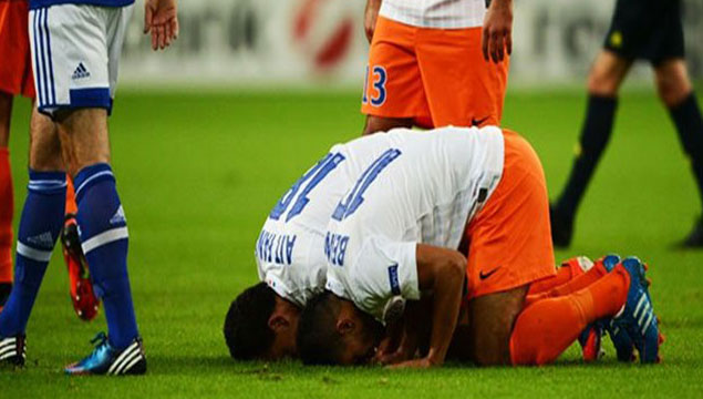 Müslüman futbolculara ceza!