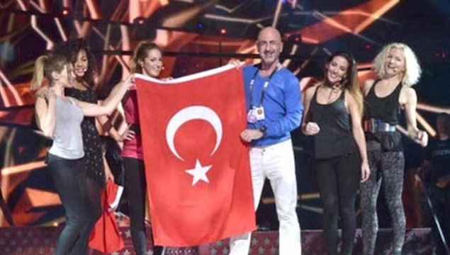 Eurovision sahnesine Türk bayrağı ile çıktı