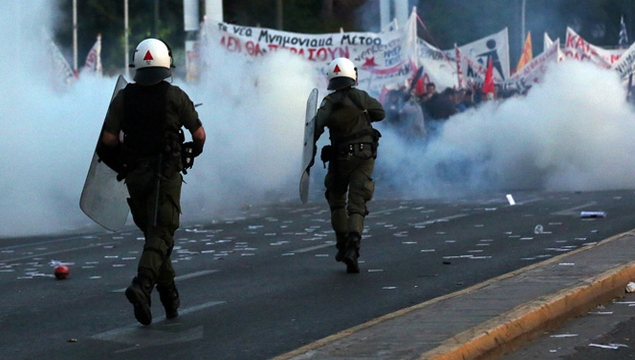 Yunanistan'da polis ve göstericiler çatıştı!