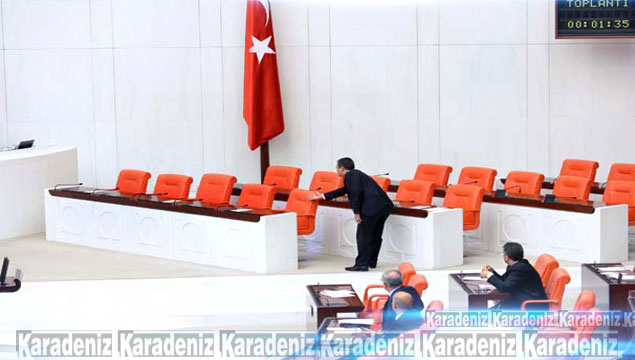 CHP'li Özgür Özel, Meclis'te Bakan aradı