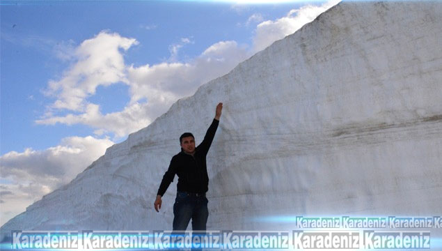 Bitlis'te kar kalınlığı 5 metreyi buldu
