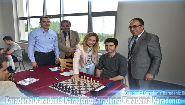 Satranç Turnuvasında ilk hamle Mennan'dan