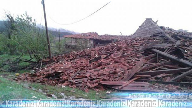 Kastamonu'da hortum evleri yıktı