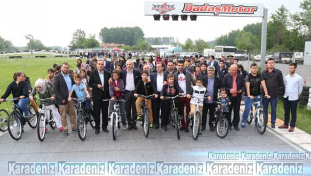 Sofuoğlu yetim çocuklara bisiklet dağıttı