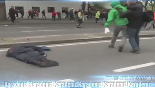 Eylemcinin yumruğu polis şefini yere yıktı